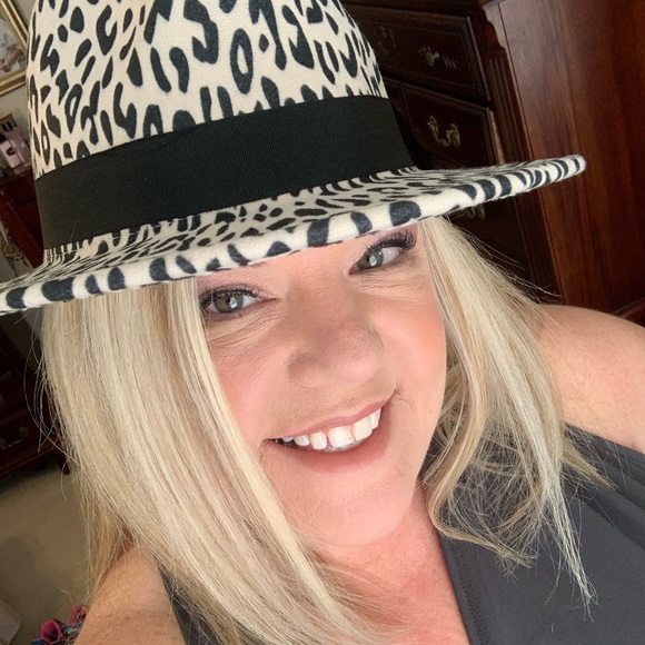 Meet your Posher, Sherry - Picture 3 of 3